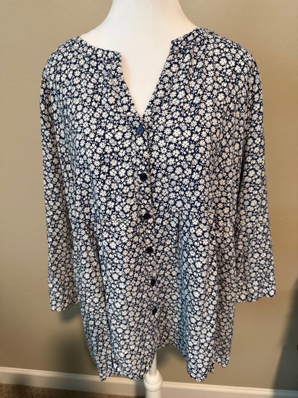 Jones New York Navy and White Floral Button-Front Blouse